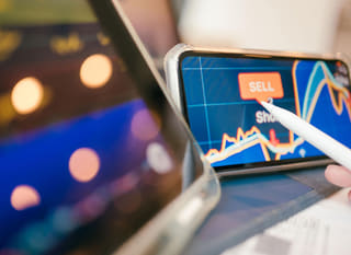 Operador de múltiplos mercados analisando alternativas em Bitcoin, Ethereum e forex